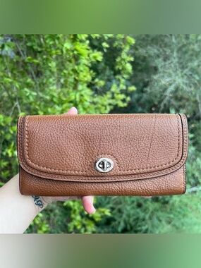 COACH VINTAGE Turnlock Envelope Wallet Brown Pebble Leather w Silver Hardware
